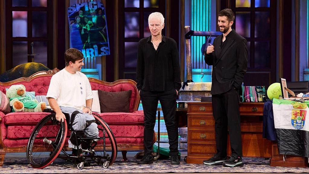 Martín de la Puente lleva el tenis inclusivo a La Revuelta junto a John McEnroe