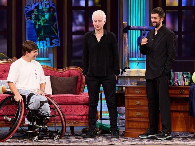 Martín de la Puente lleva el tenis inclusivo a La Revuelta junto a John McEnroe